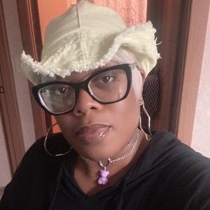 Meet your Posher, Lacretia